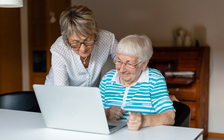 Senior_Woman_Laptop_Daughter_Header