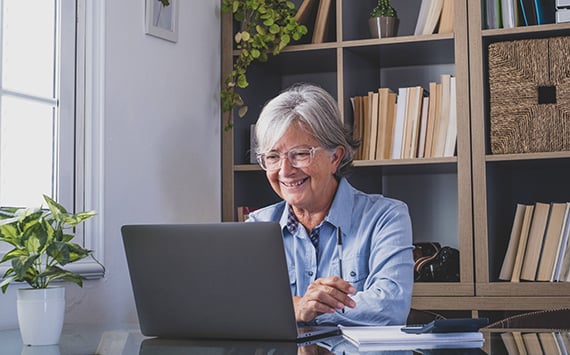 senior_female_laptop_smile