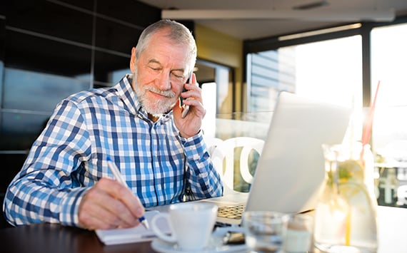 senior_male_phone_laptop