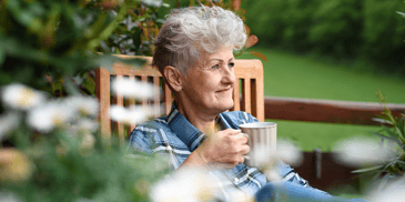 woman_holding_coffee